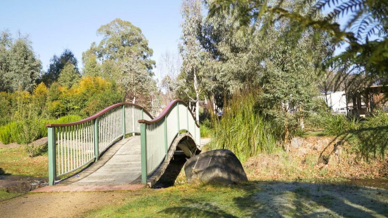 Crossways Country Motel